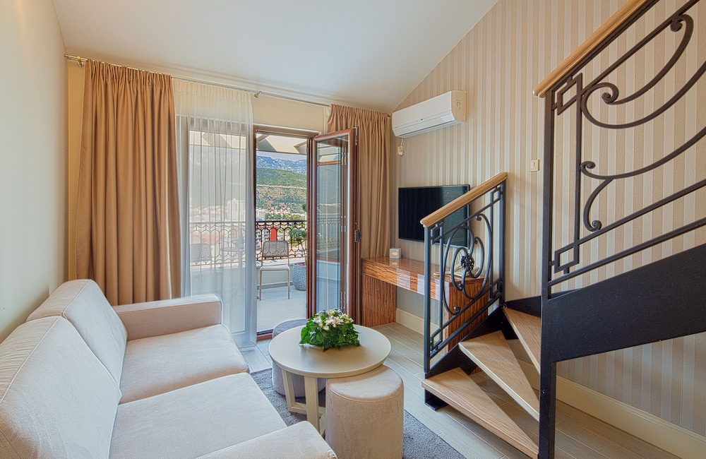 Deluxe Apartment, 2 Bedrooms, Balcony, Sea View photo 2
