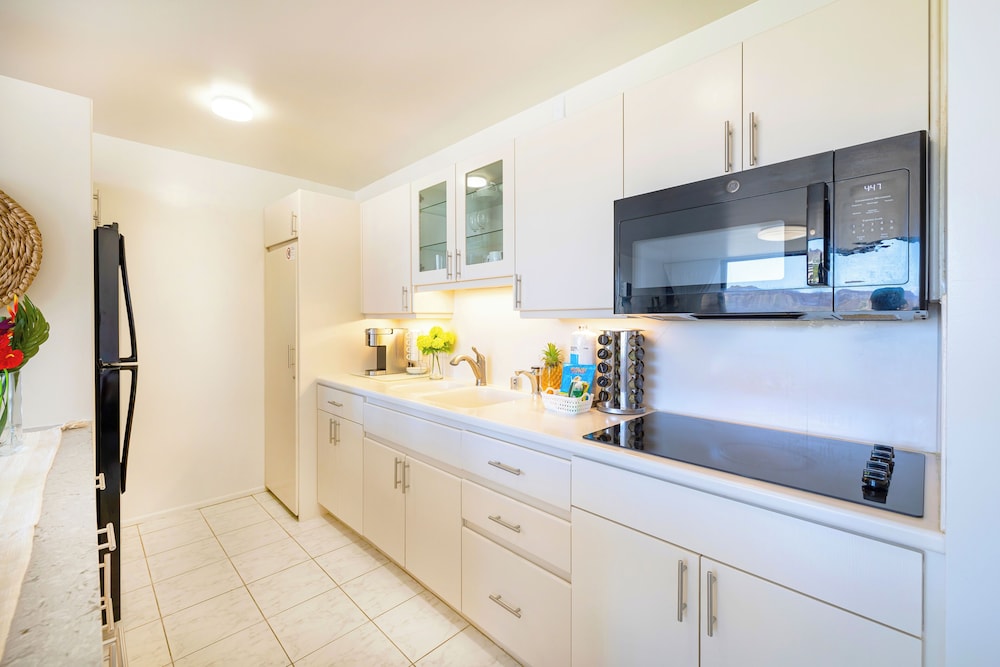 Diamond Head and Ocean views with King Bed and Parking: Romantic Suite, 1 Bedroom, Balcony, Ocean View (0108) photo