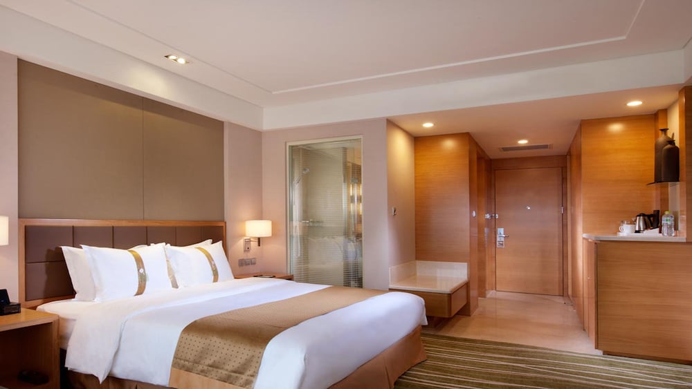 Standard Room, 1 King Bed, Non Smoking - Photo 2