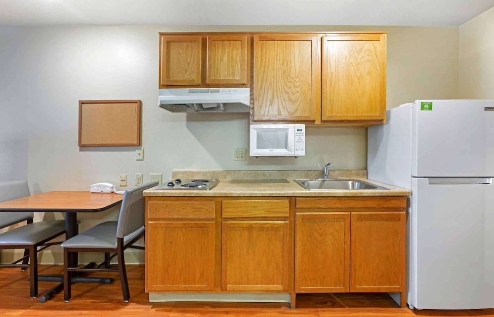 Deluxe Studio, Non Smoking, Refrigerator & Microwave photo 3