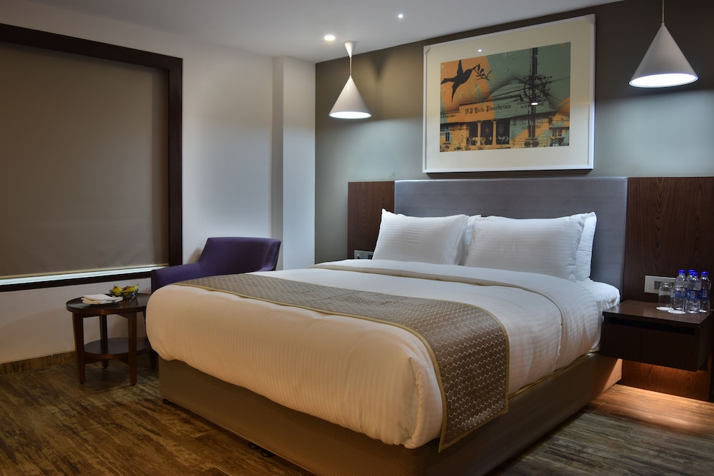 Deluxe Room, 1 Queen Bed, Smoking photo 3