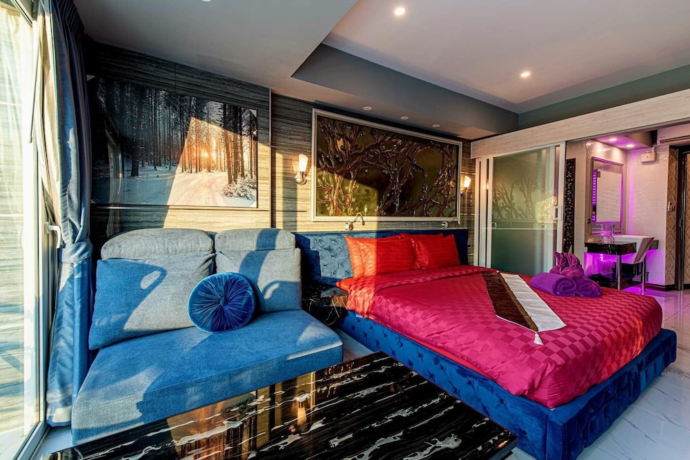 Junior Suite, 1 King Bed, Non Smoking, Balcony - Photo 3