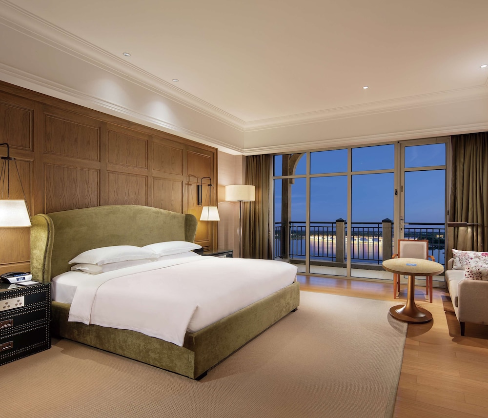 Deluxe Room, 1 King Bed, Balcony, Lake View photo 1