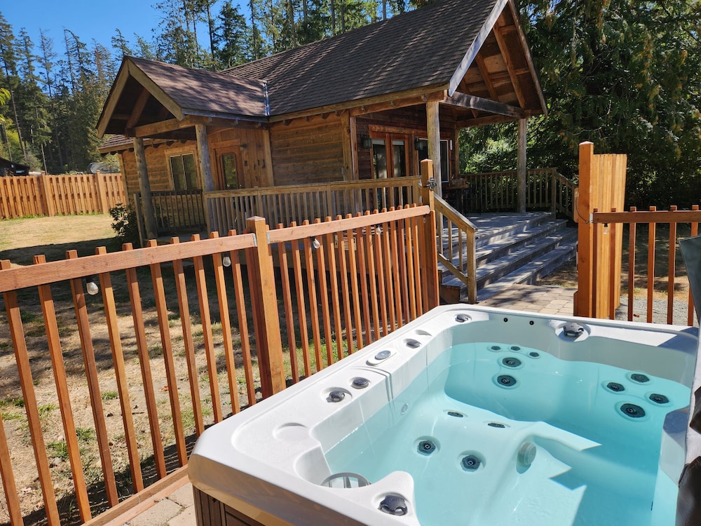 Deluxe Cabin, 1 Queen Bed, Hot Tub, Partial Sea View (No Pets) photo 1