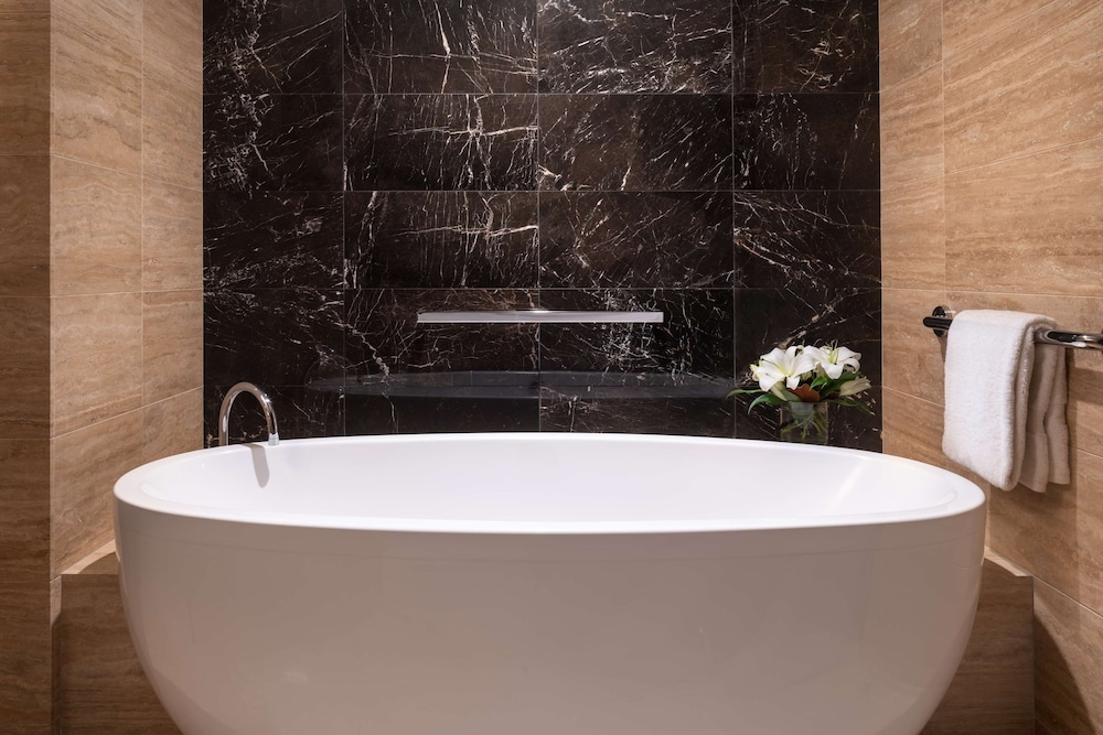 Waldorf Junior Suite - Photo 7