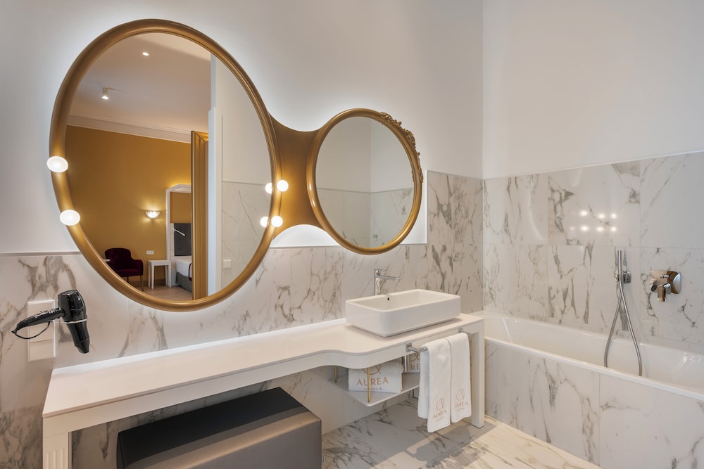 Superior Double or Twin Room, Balcony thumbnail 6