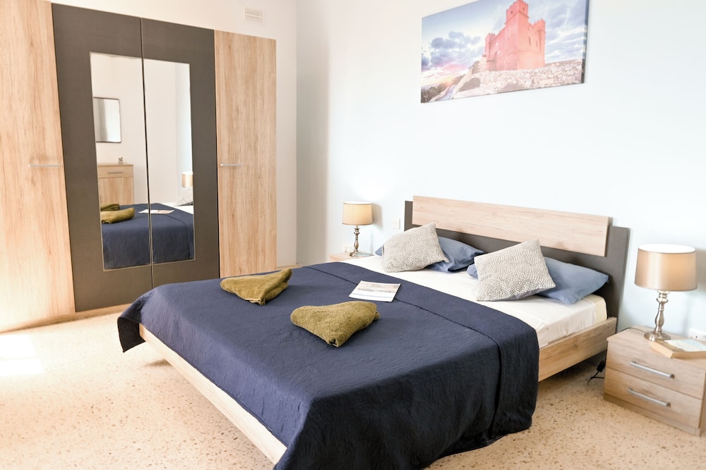 Family Apartment, Multiple Bedrooms (Sea blue horizon Qawra bay 3)