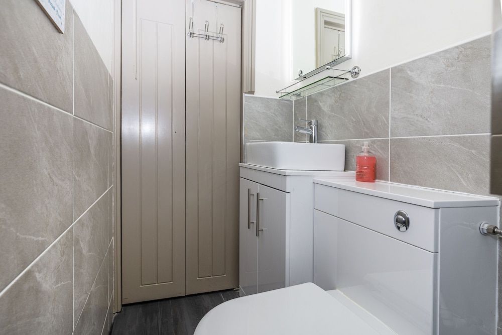 Superior Double Room, Ensuite (Small ) photo 3