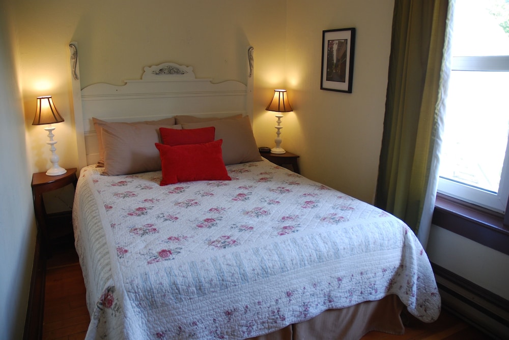 Comfort Studio, Multiple Beds, Non Smoking, Kitchen (VICTORIA SUITE - UPPER LEVEL VIEW) photo 1