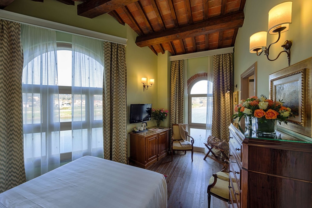 Superior Room, 1 Queen Bed, Non Smoking, River View thumbnail 6
