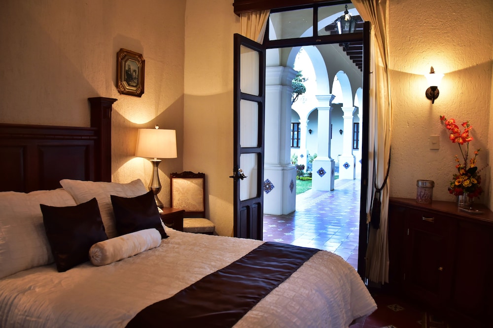 Signature Room, 1 Queen Bed (Gabrielle) photo 1