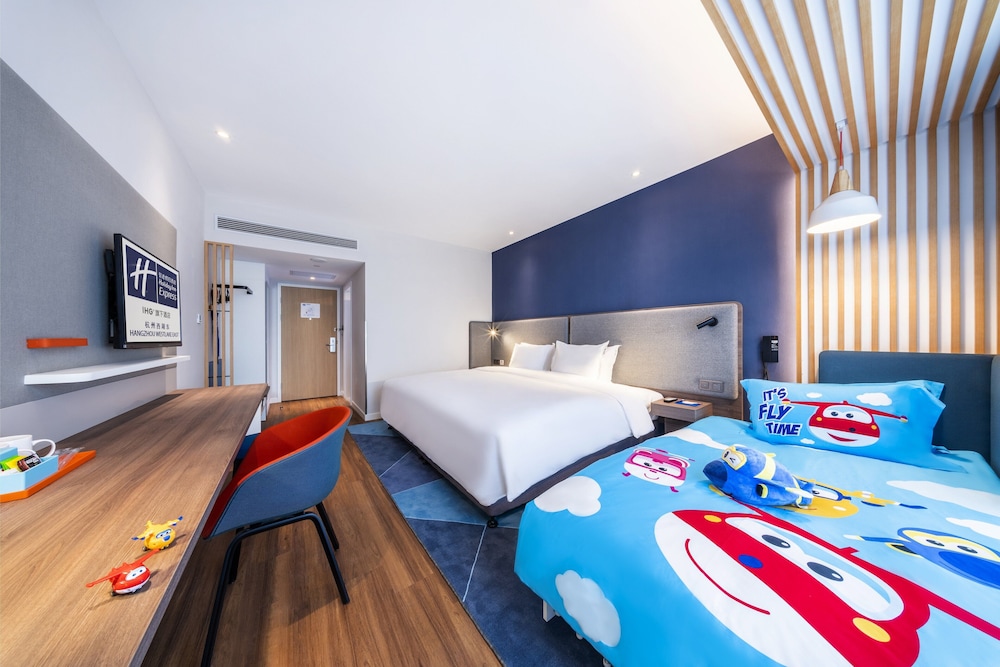 Standard Room, Multiple Beds, City View thumbnail 5