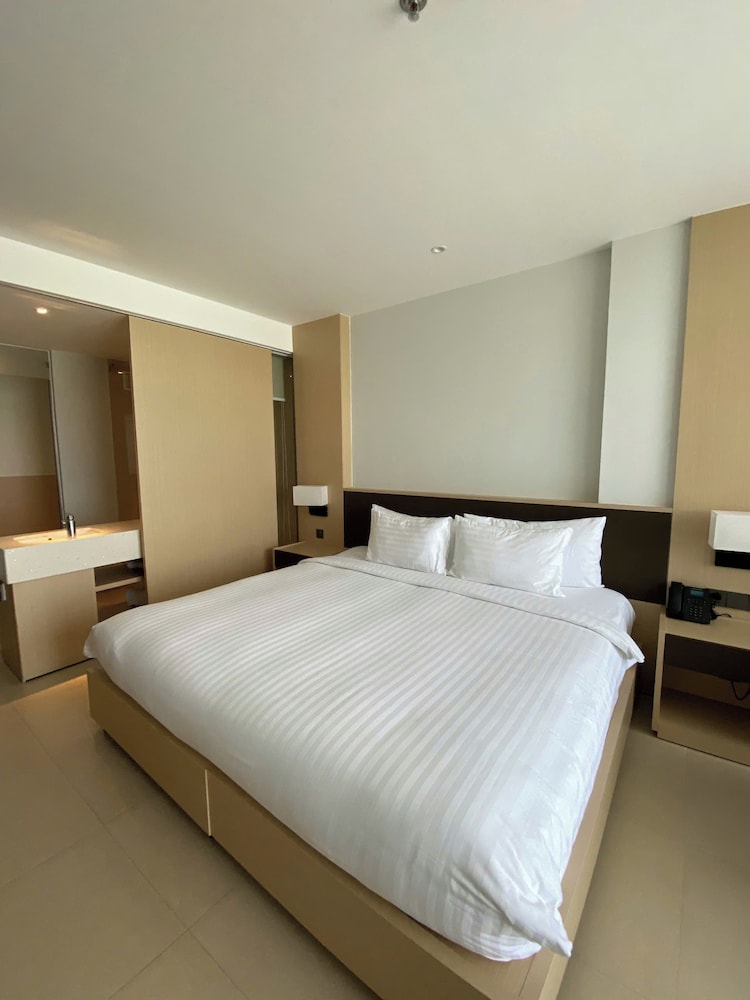 Standard Studio, 1 Queen Bed, Partial Sea View photo 2