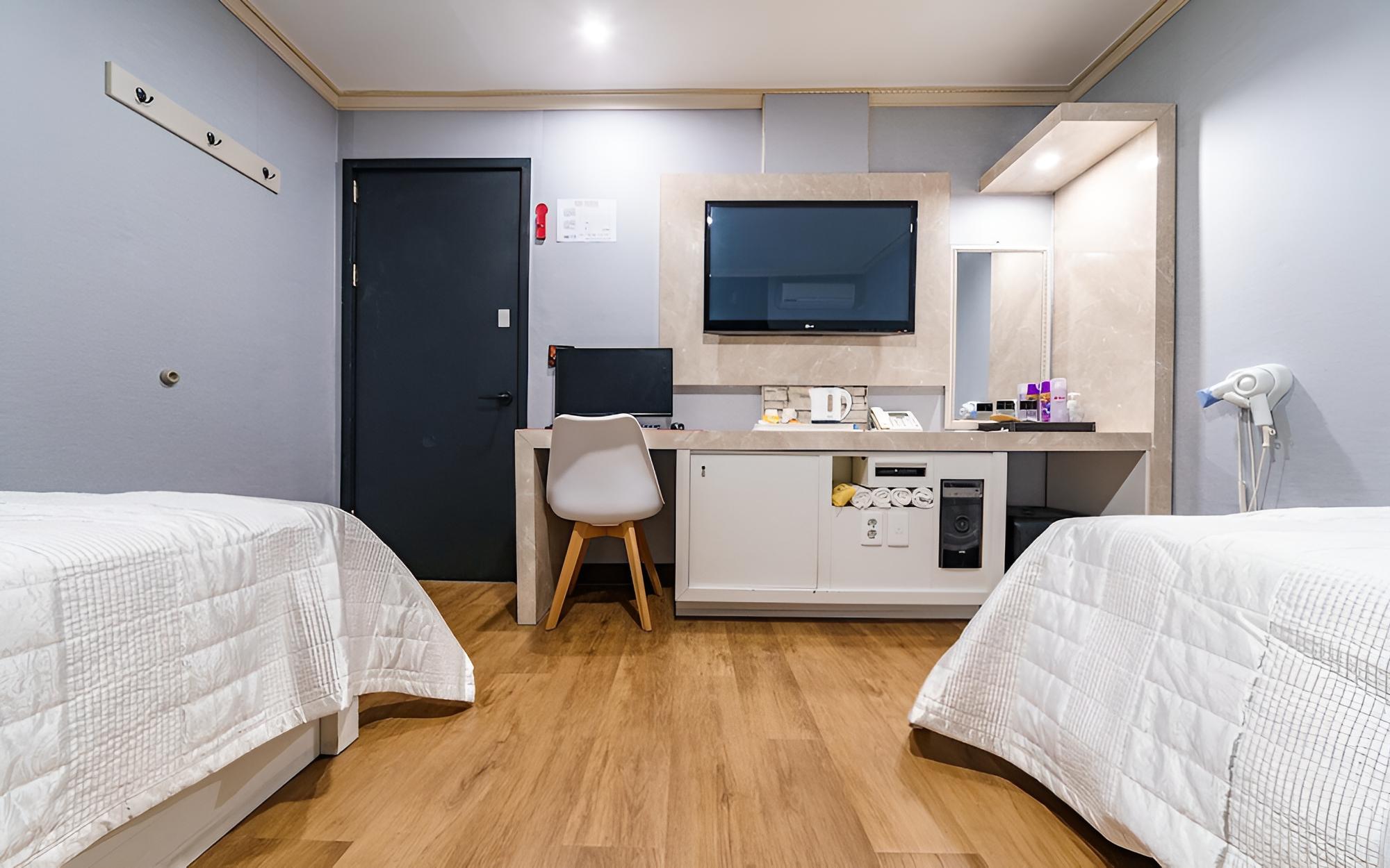Room (Twin beds (PC YouTube Netflix free)) photo 3