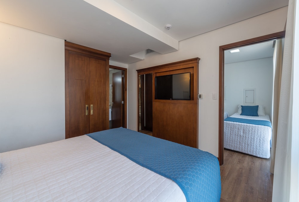 Traditional Suite, Jetted Tub