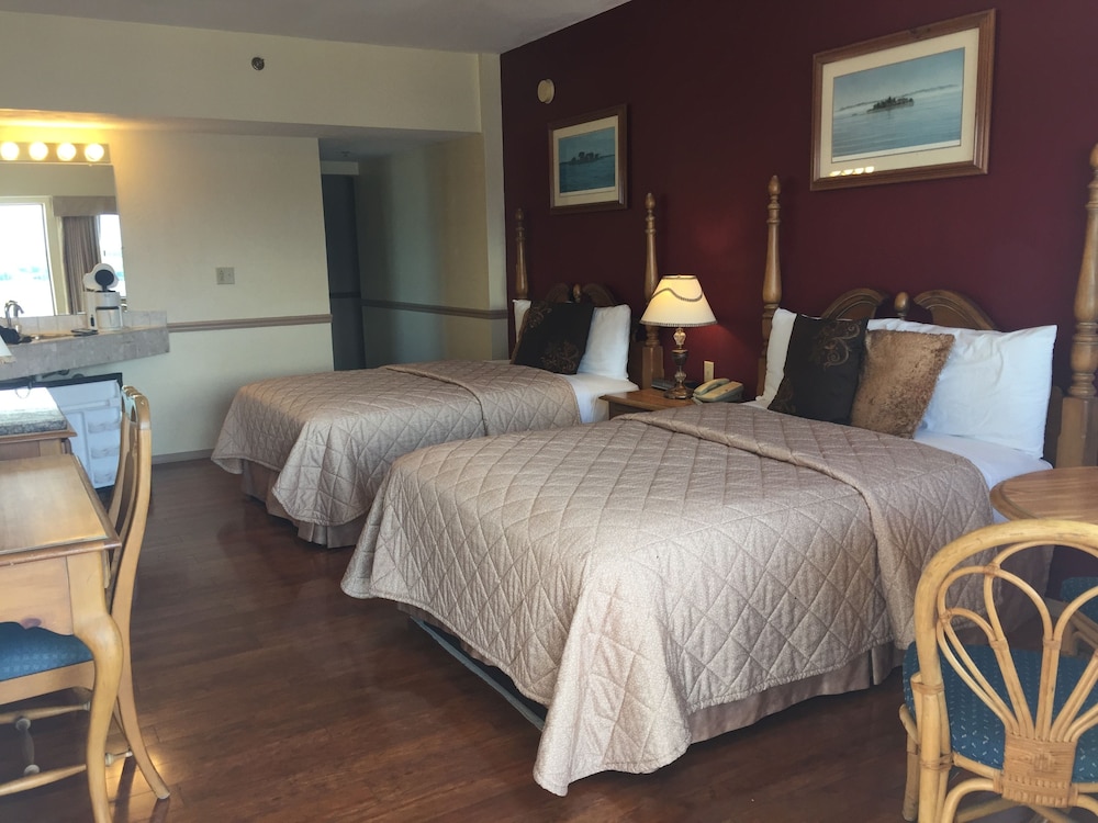 Panoramic Room, 2 Double Beds, Balcony, St. Lawrence River View photo 1