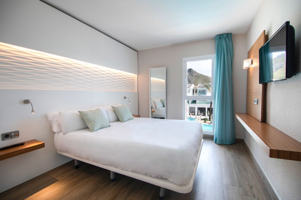Suite, 1 Bedroom, Balcony, Pool View photo 2