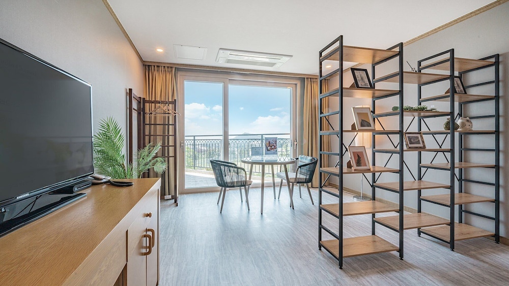 Deluxe Double Room (Dining) photo 3