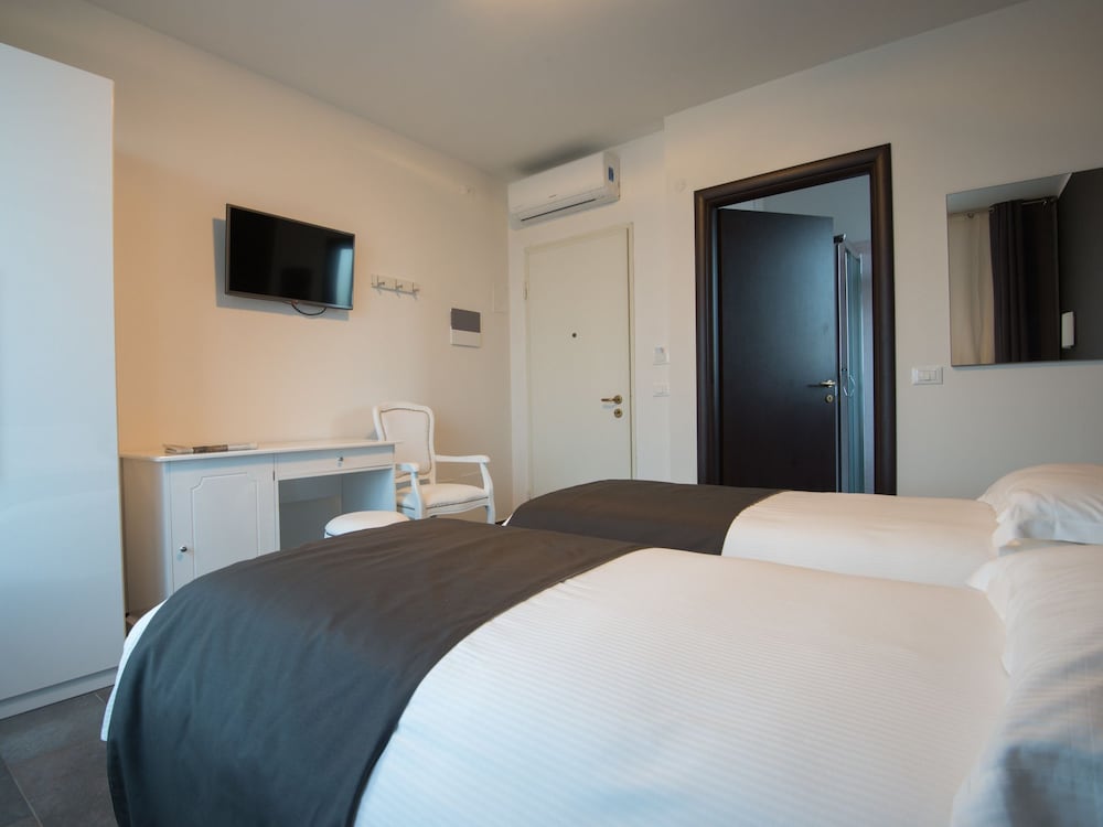 Deluxe Double Or Twin Room photo 3