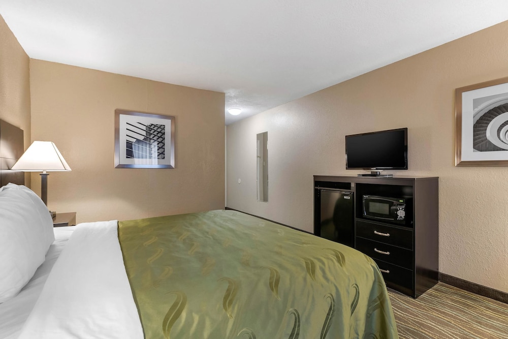 Standard Room, 1 King Bed, Non Smoking photo 2