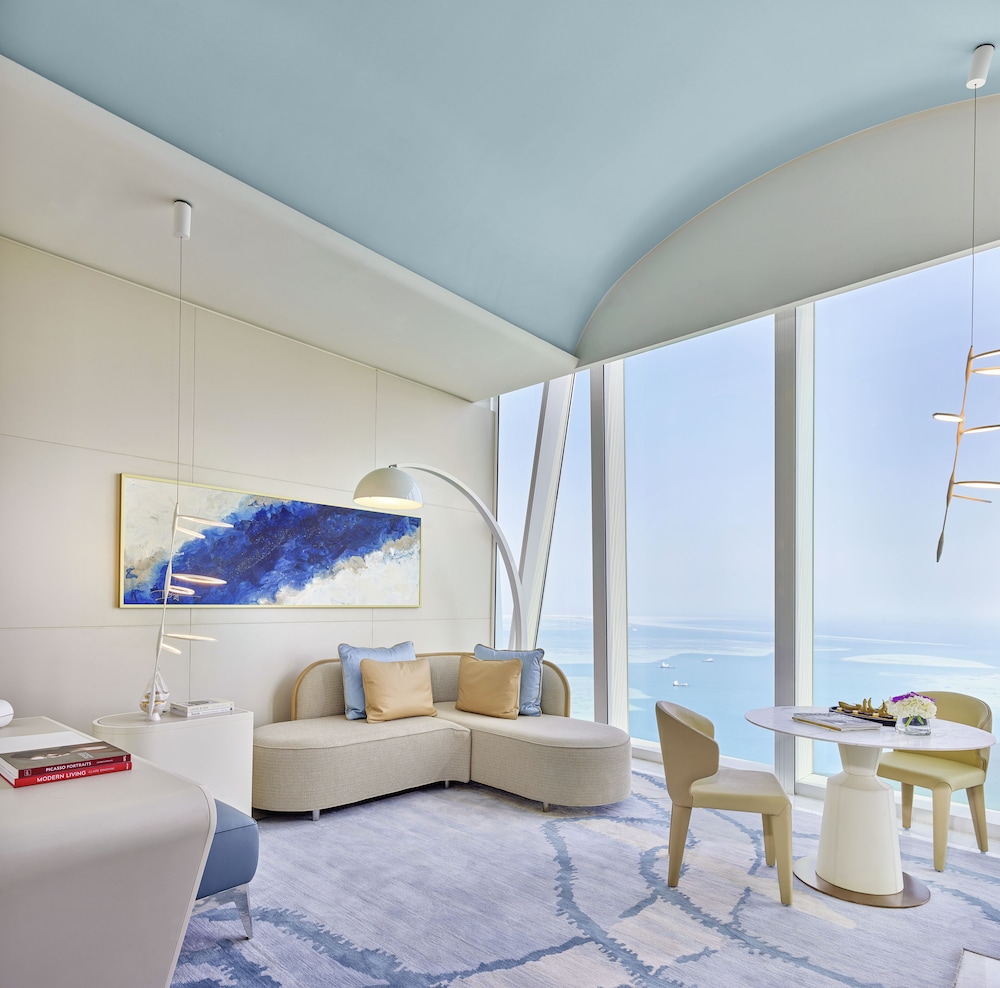 Diplomat Corner Suite - Photo 1