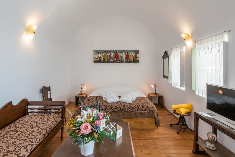 Senior Suite, Jetted Tub (Caldera View) - Photo 9