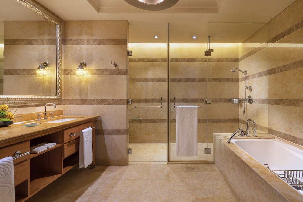 Room, Lake View (Executive Lake View Deluxe King) - Photo 4