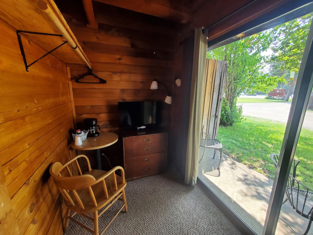 Standard Room, 1 Queen Bed (v - Pet Friendly) photo 3