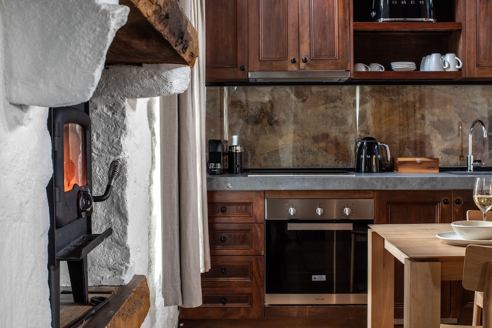 2 Bedroom Stone Cottage photo 2