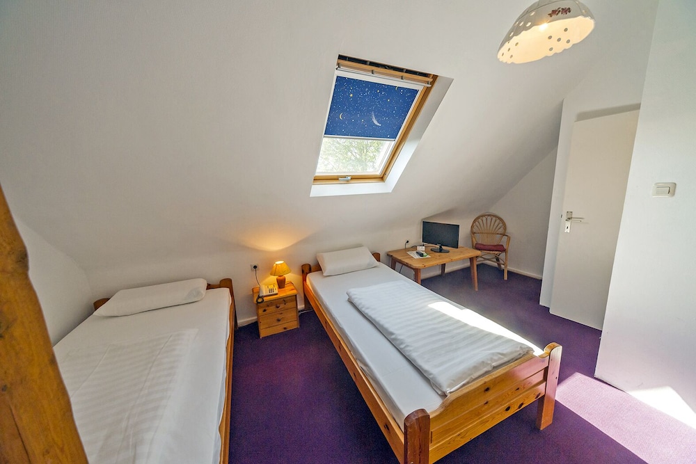 Economy Twin Room, 2 Twin Beds photo 1