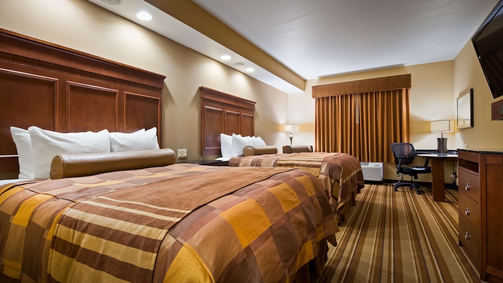 Suite, 2 Queen Beds, Non Smoking, Refrigerator & Microwave (with Sofabed) - Photo 1