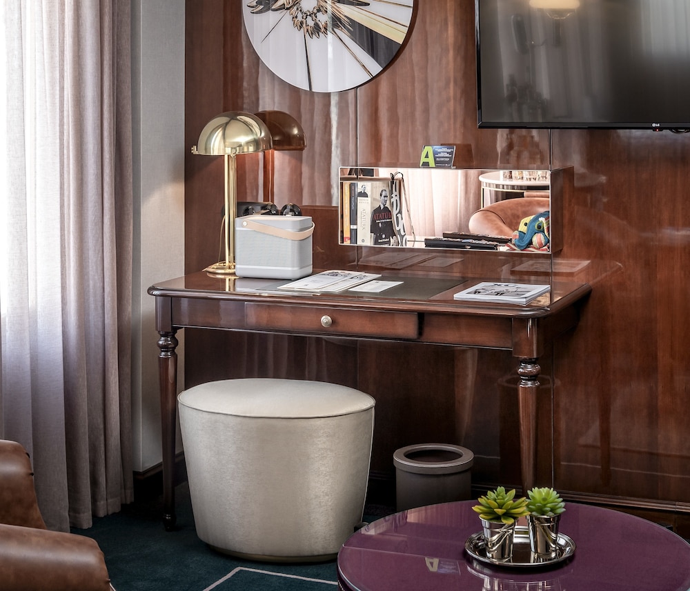 Corner Suite photo 2