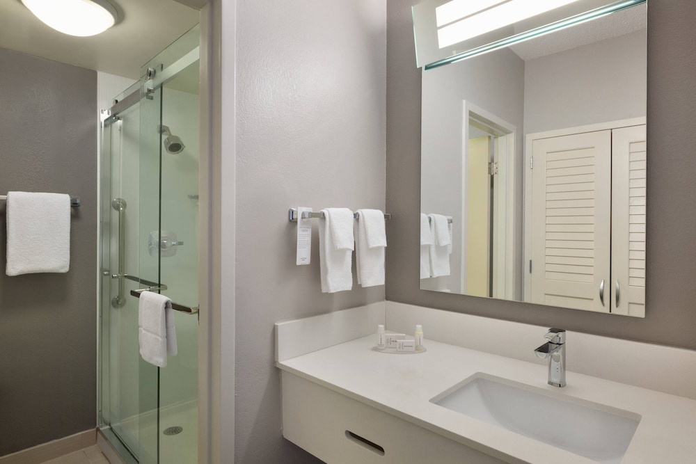 Room, 1 King Bed with Sofa bed (Mobility Accessible, Tub) - Photo 4