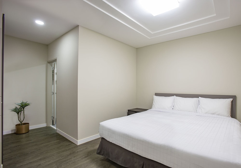 2 Bedrooms Suite 1 King & 2 Singles, Apartment photo 3