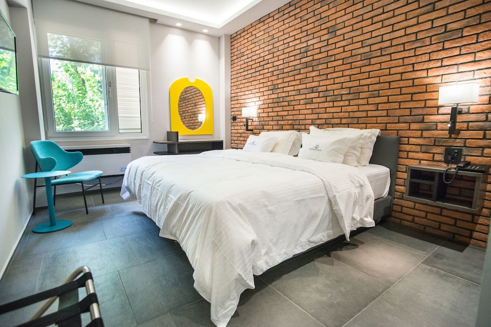 Double Room (Lower Ground Floor) photo 3