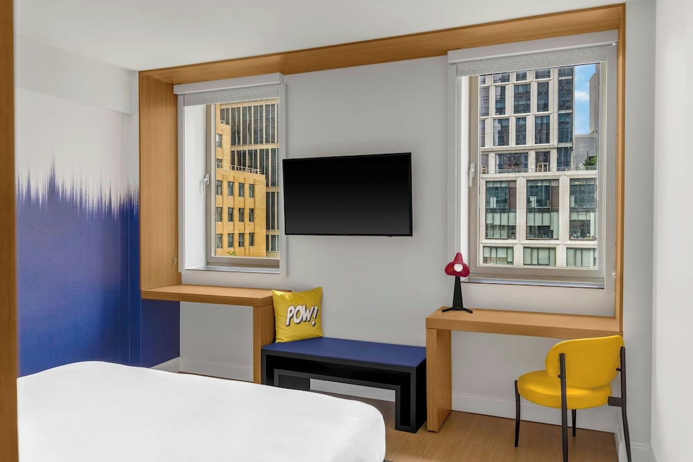 Single Room, 1 King Bed with Sofa bed (Mobility/Hearing Access, Roll-In Shwr) - Photo 4