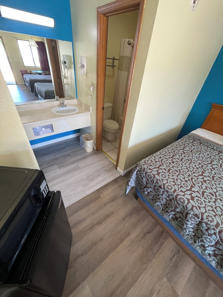 Standard Room, 2 Queen Beds, Non Smoking - Photo 11