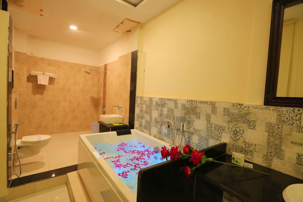 Honeymoon Suite - Photo 9