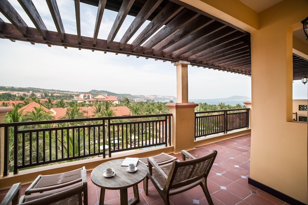 Signature Suite - Photo 7