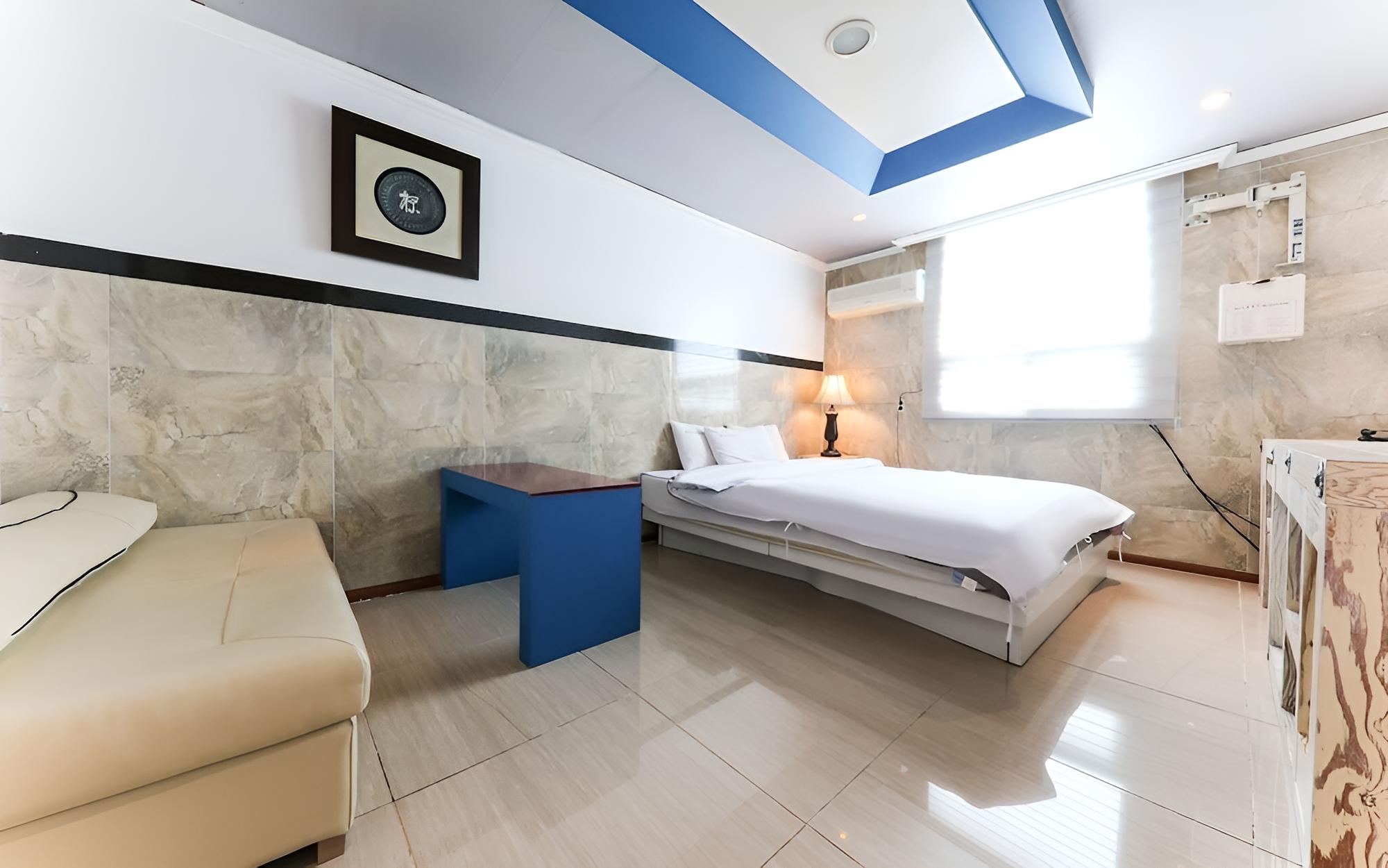 Room (Standard Room) - Photo 10
