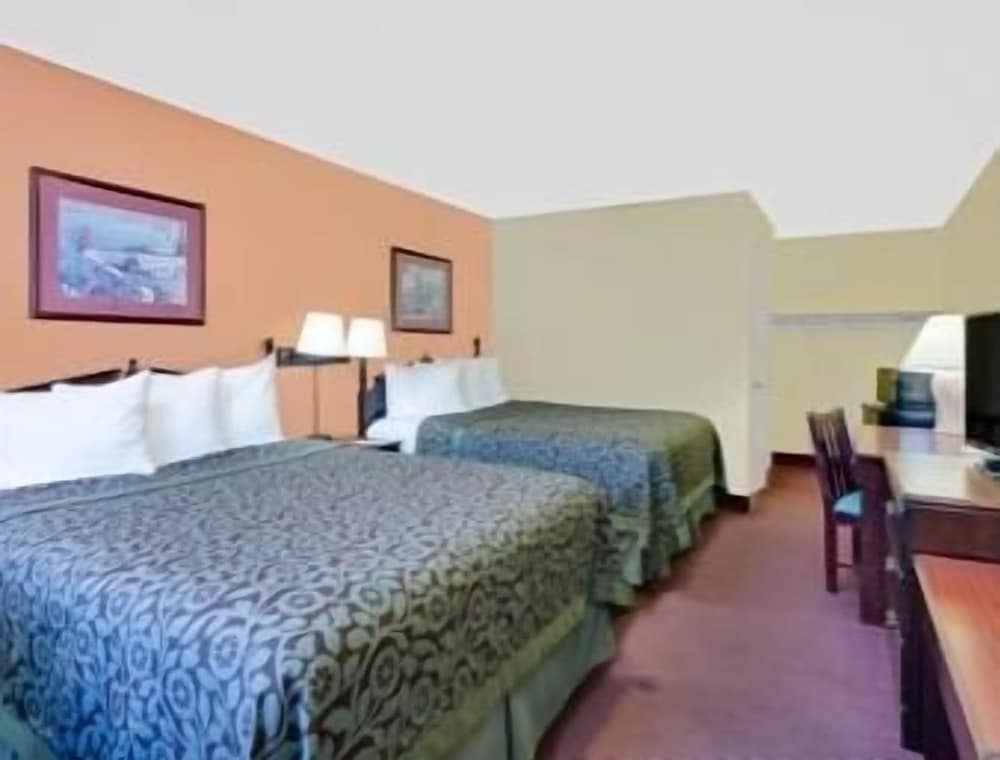 Standard Room, 2 Queen Beds - Photo 1