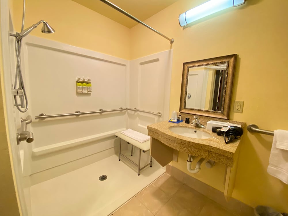Standard Room, 2 Queen Beds, Accessible Bathtub (Mobility) - Photo 4