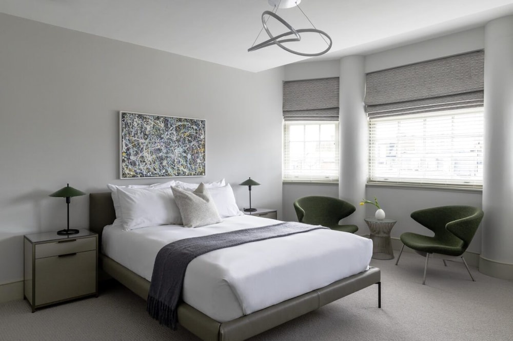 One Bedroom Platinum Suite photo 3