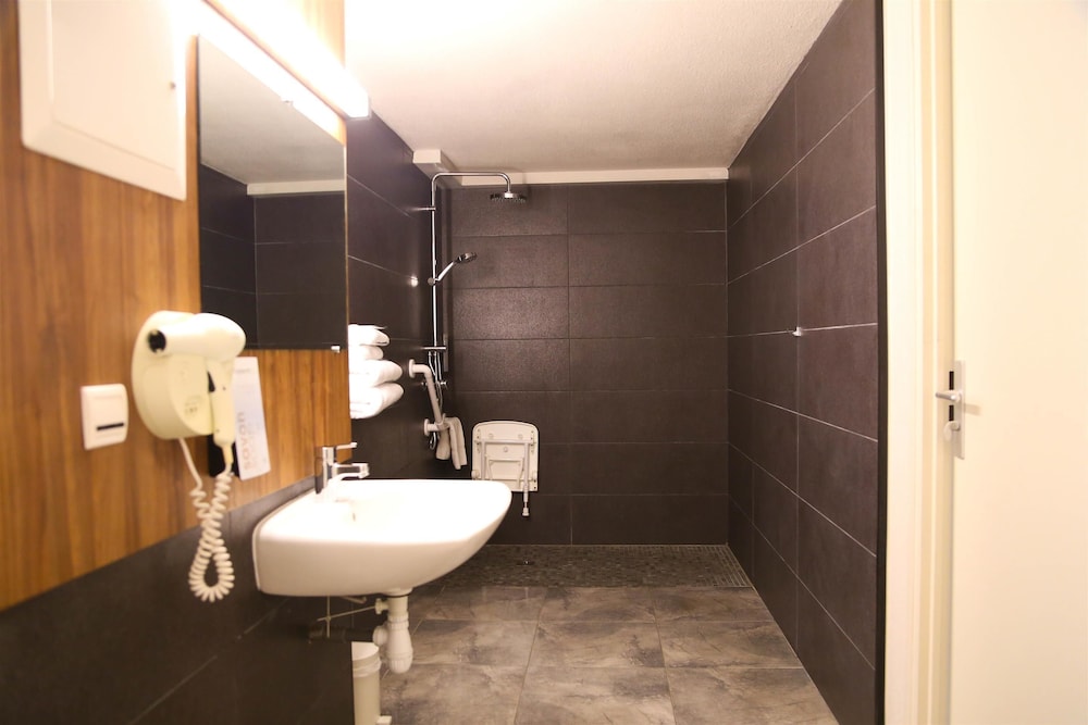 Standard Room, Multiple Beds - Photo 15