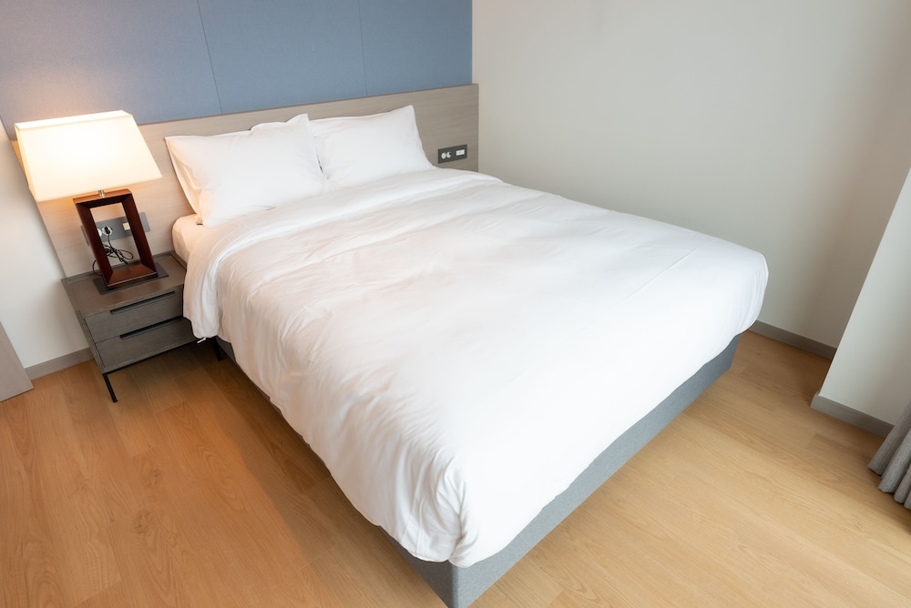 Suite, Multiple Beds, Non Smoking, Corner (Corner Suite) - Photo 2