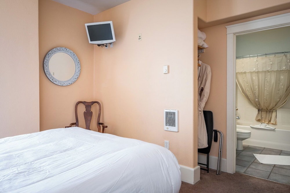 Standard Queen Room photo 3