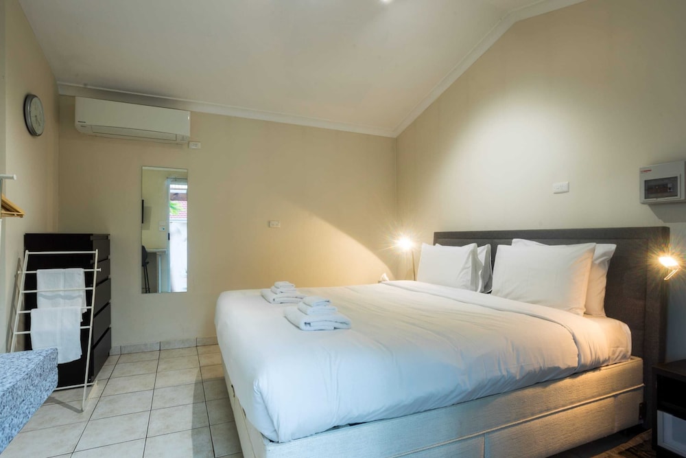 Basic Studio, 1 King Bed photo 2