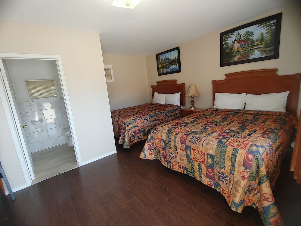 Standard Room with 2 Queen Beds photo 3