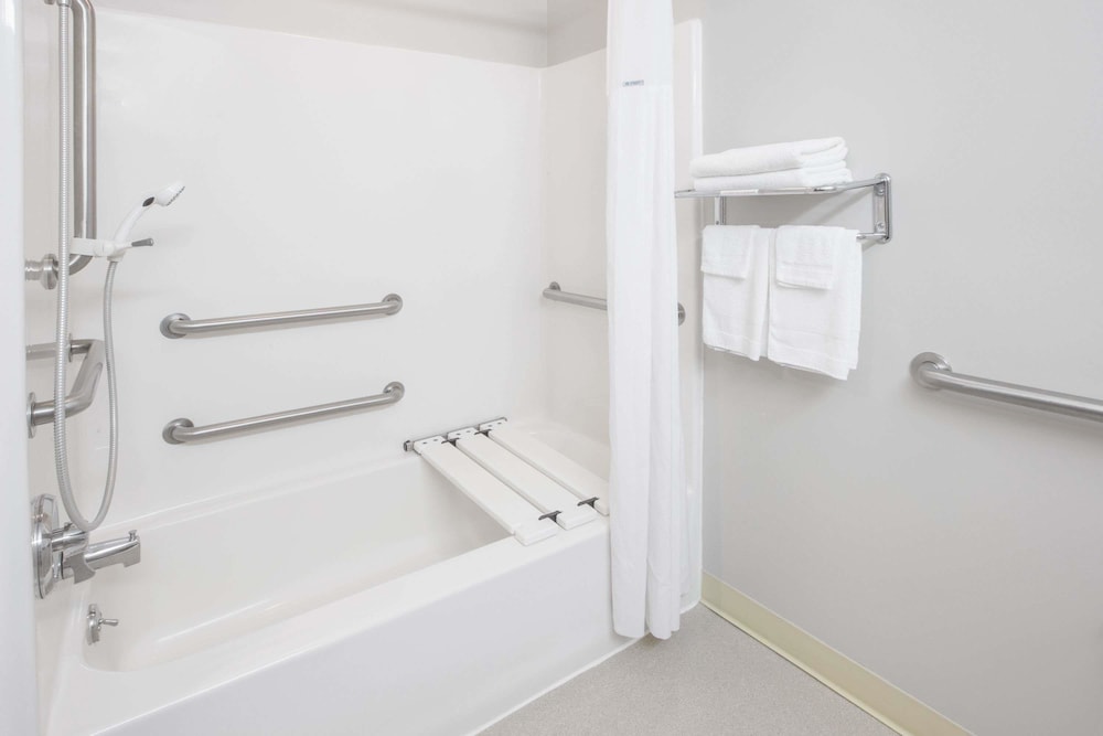Suite, Accessible, Microwave - Photo 2