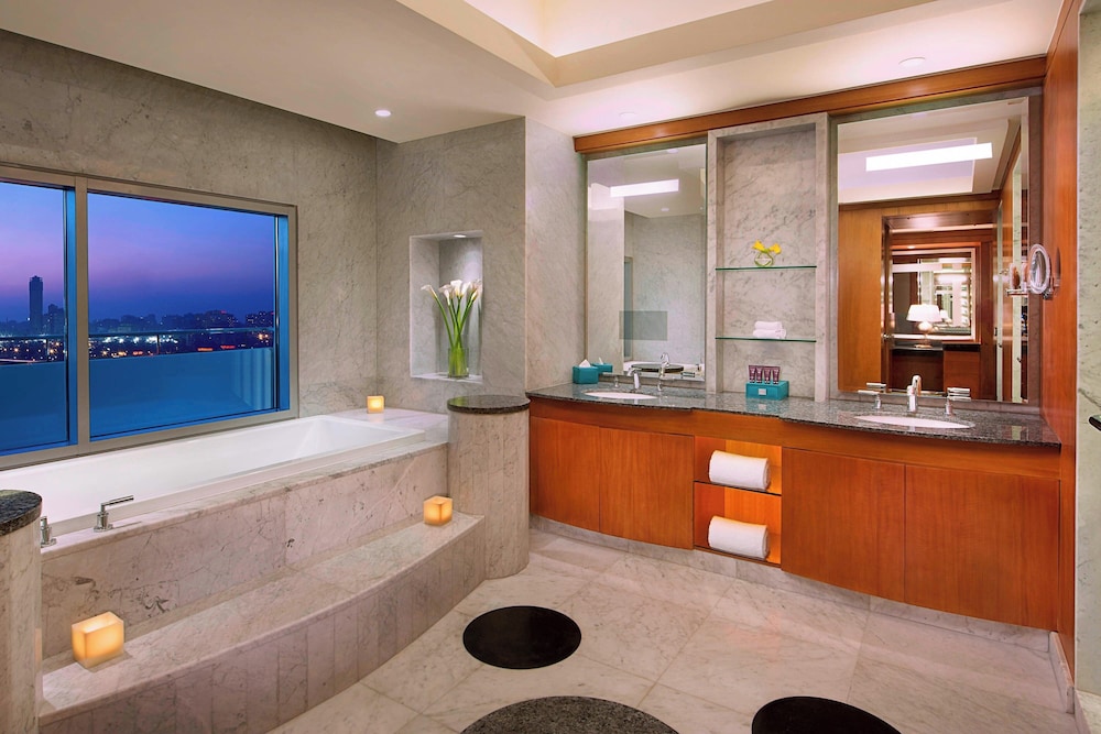 Royal Suite, 1 Bedroom (Club Lounge Access) thumbnail 6